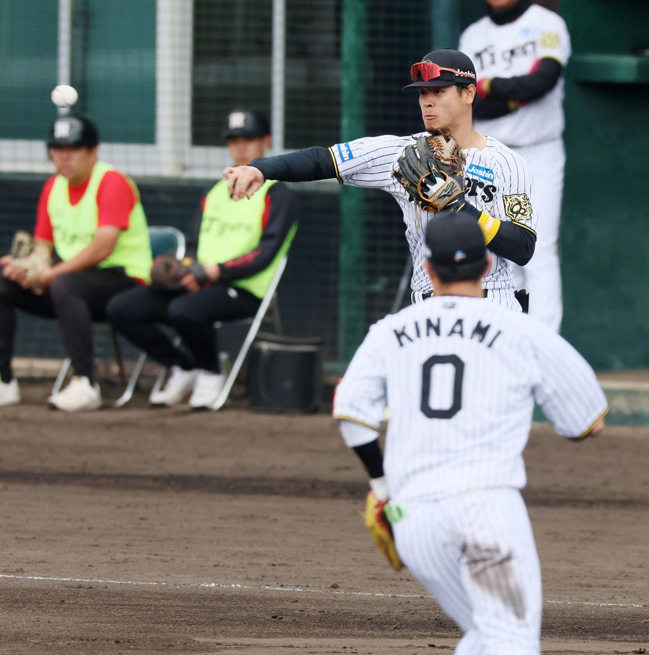 阪神対DeNA 4回表DeNA1死一塁、佐藤輝は山本の打球を二塁へ送球し併殺を奪う（撮影・加藤哉）
