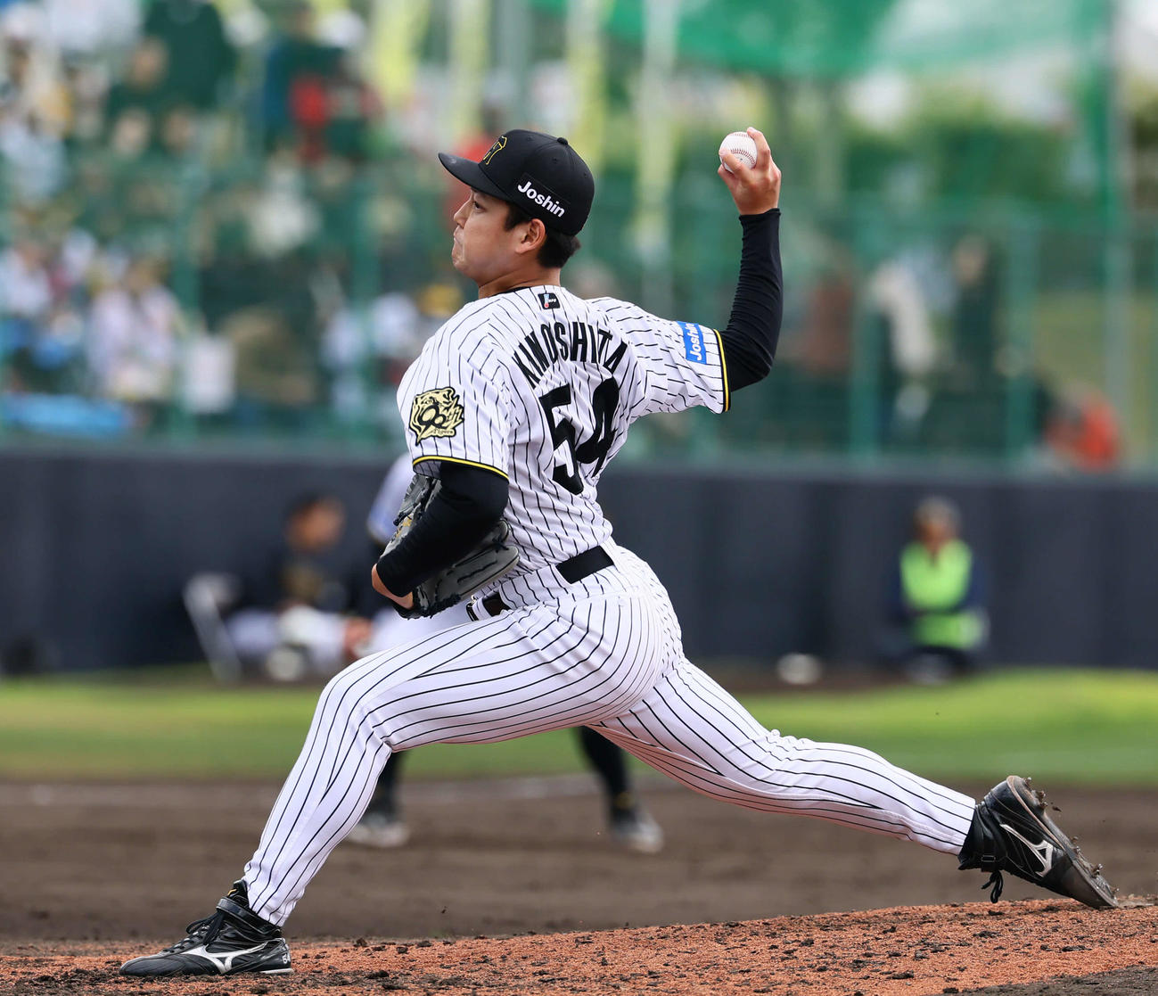 練習試合阪神対DeNA 5回、5番手で登板した阪神木下（撮影・藤尾明華）