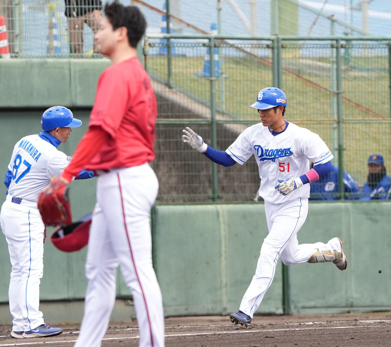 中日対広島　5回裏中日無死、右越え本塁打を放ちダイヤモンドをまわる上林（右）（撮影・森本幸一）