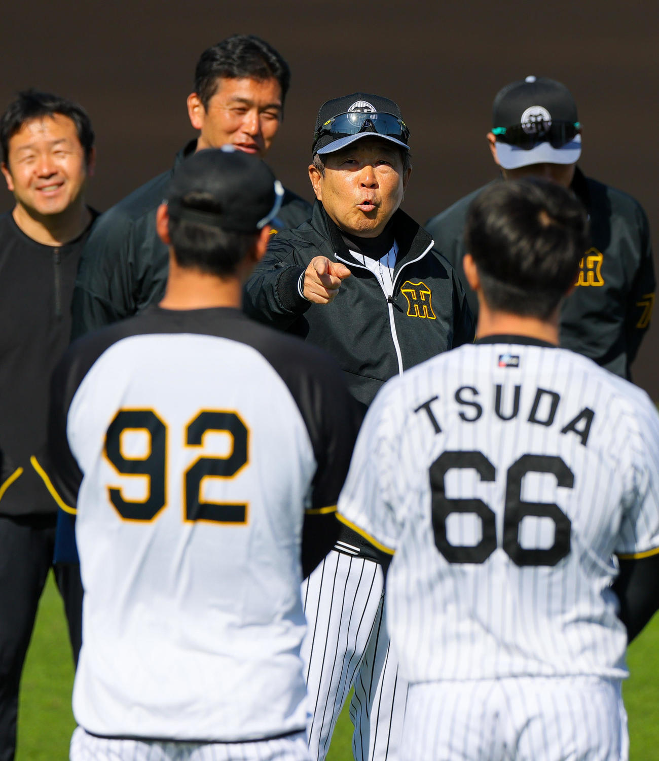 円陣を組みナインにゲキを飛ばす平田2軍監督（撮影・上山淳一）