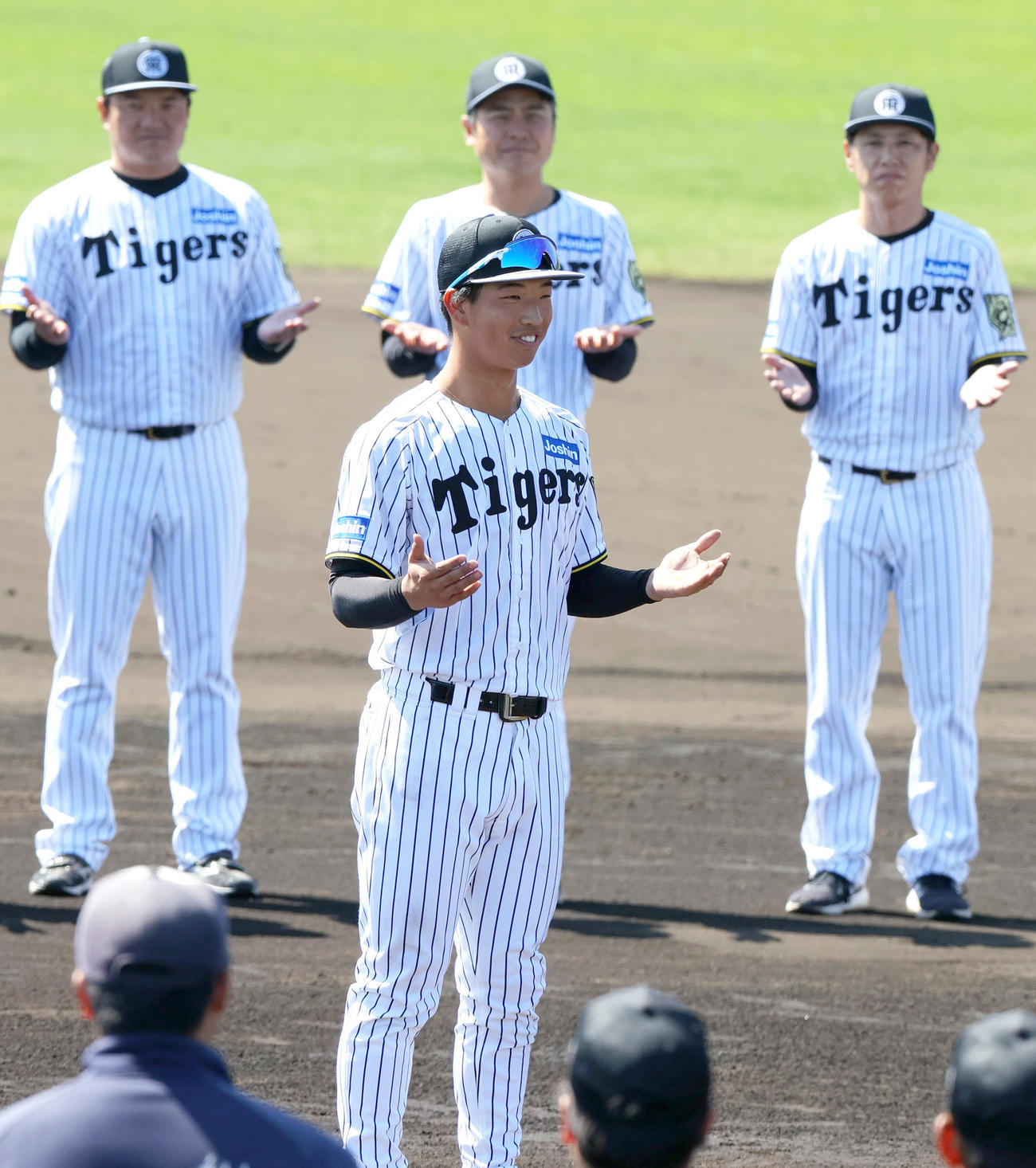具志川組はキャンプ打ち上げで手締めのあいさつをする阪神百崎（手前）（撮影・上山淳一）