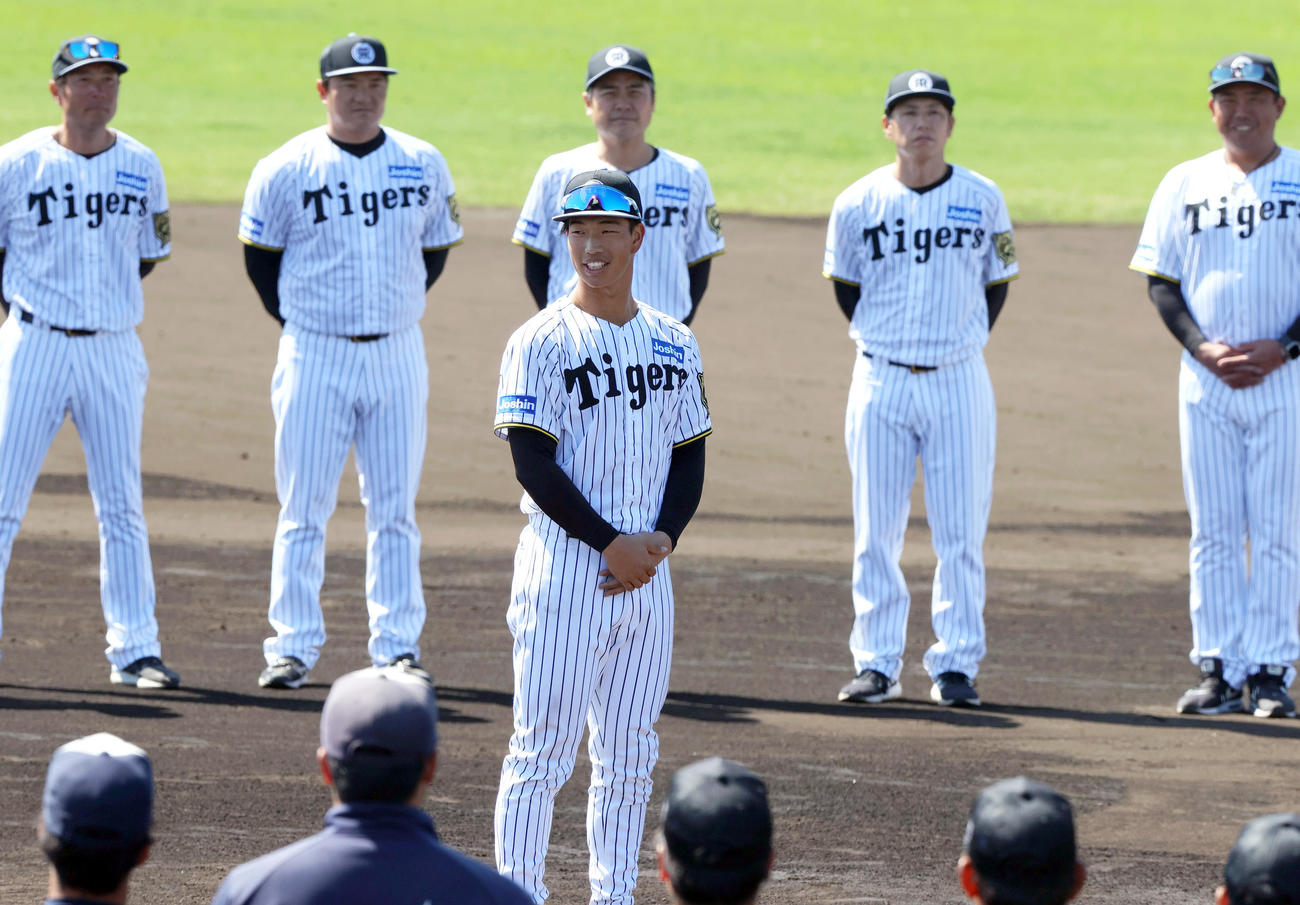 具志川組はキャンプ打ち上げで手締めのあいさつをする阪神百崎（手前）（撮影・上山淳一）