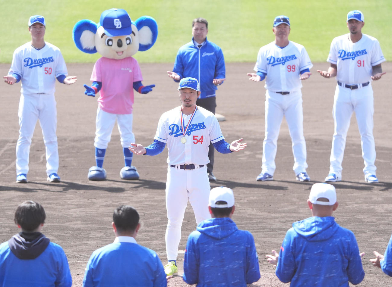 キャンプを打ち上げ、手締めの音頭を取る藤嶋（中央）（撮影・森本幸一）