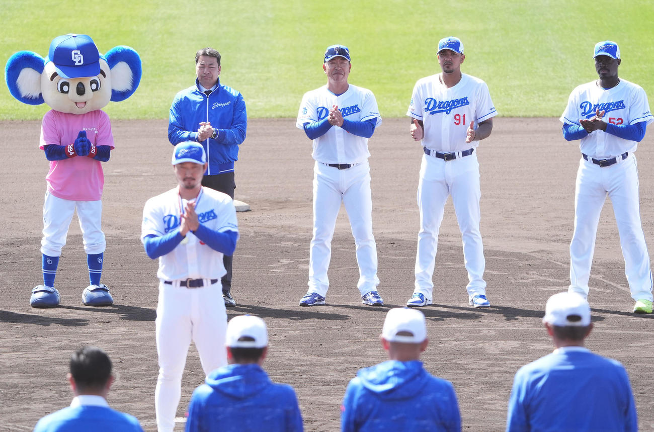 キャンプを打ち上げ、手締めをする井上監督（後列・中央）（撮影・森本幸一）