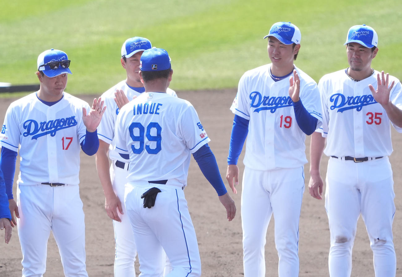 キャンプを打ち上げ、井上監督とタッチを交わす高橋宏（右から2人目）（撮影・森本幸一）