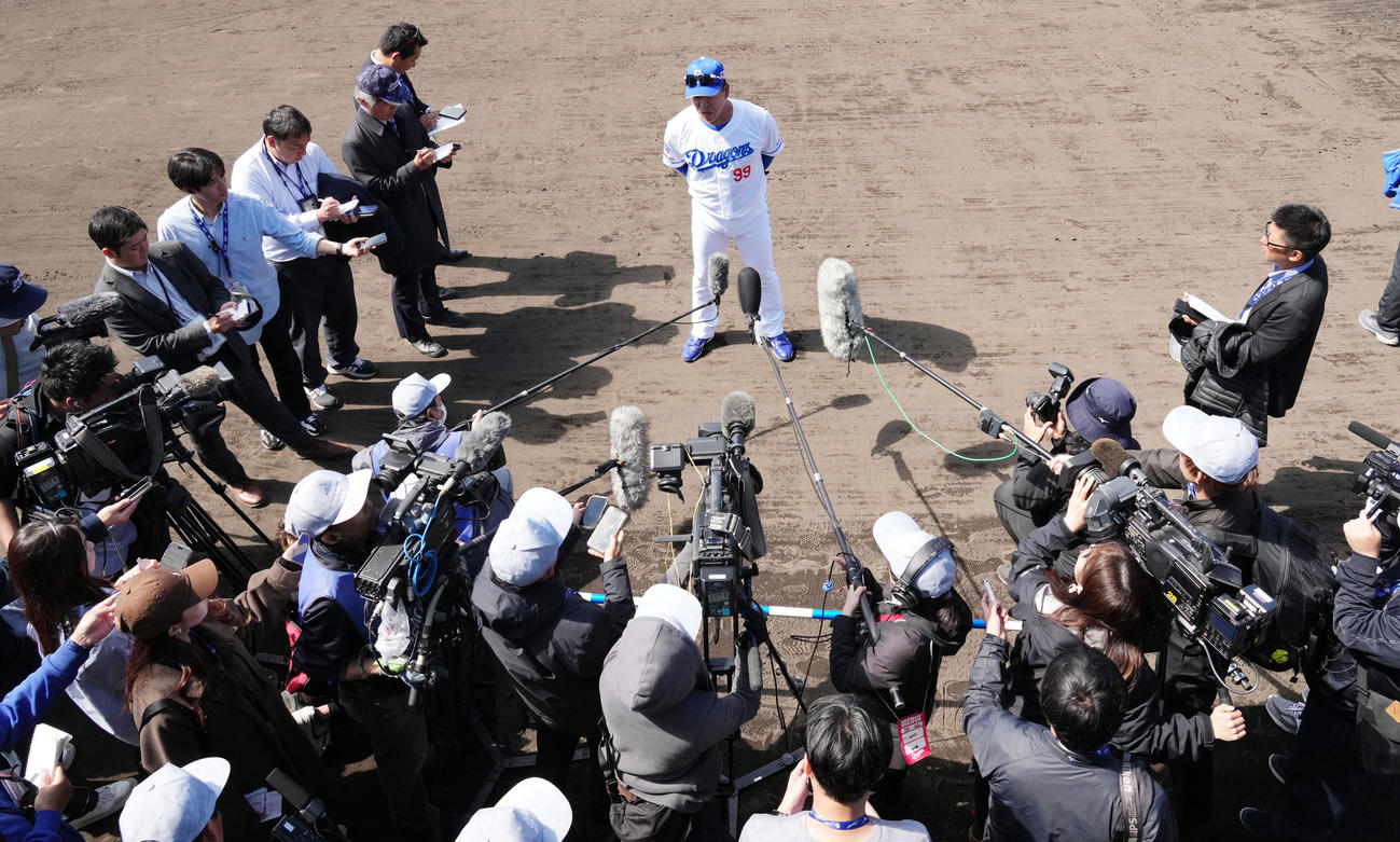 キャンプを打ち上げ取材に応じる井上監督（撮影・森本幸一）