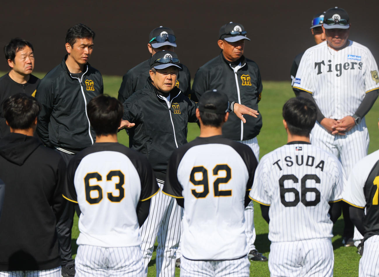 円陣を組みナインにゲキを飛ばす平田2軍監督（撮影・上山淳一）