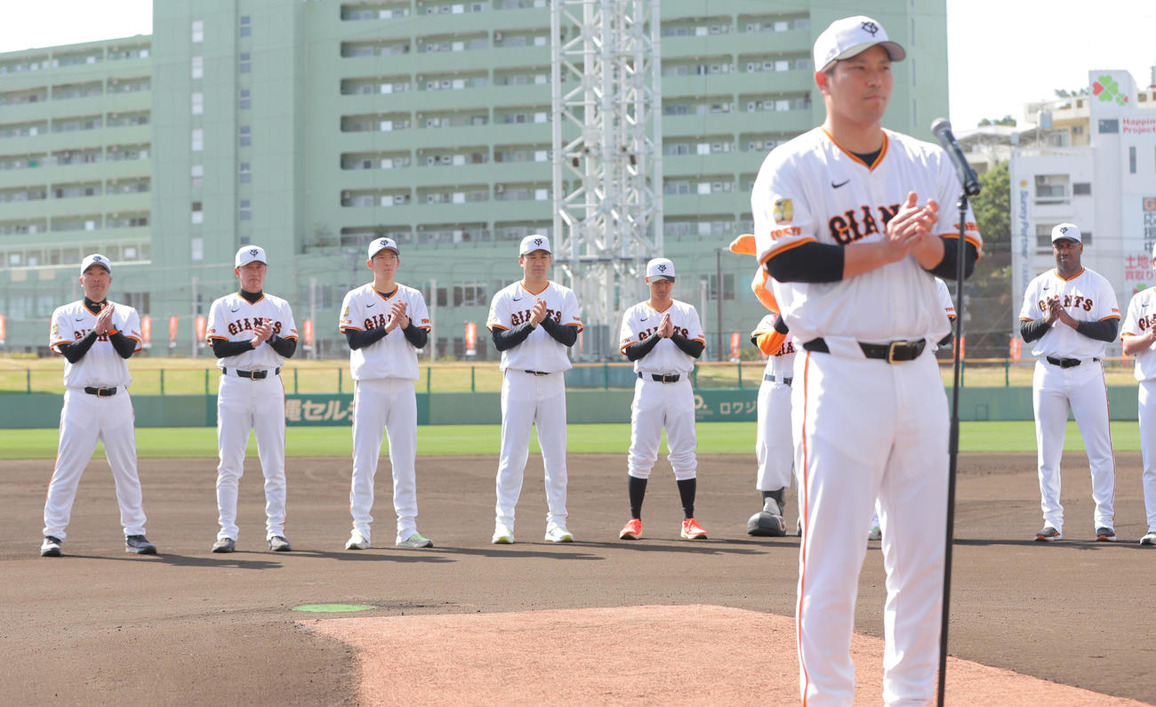 大城（手前）のあいさつで手締めする巨人の選手たち。左から阿部監督、二岡ヘッドコーチ、戸郷、田中将、吉川、1人おいてバルドナード