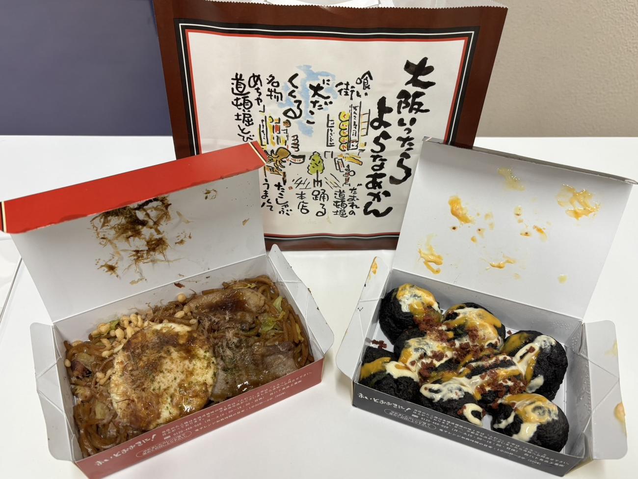 「たこ家道頓堀くくる」の甲子園限定メニューの「とらたこ焼」と人気メニュー「黒豚入り焼きそば」（左）（撮影・林亮佑）