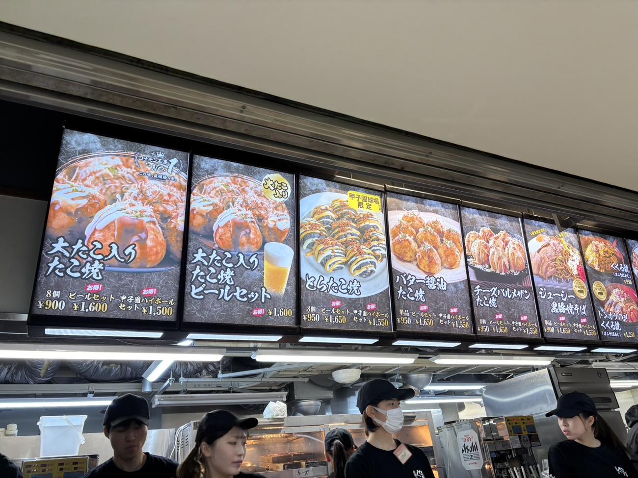 甲子園球場に新しくオープンする「たこ家道頓堀くくる」内野2階店の注文口上の大きなメニュー（撮影・林亮佑）