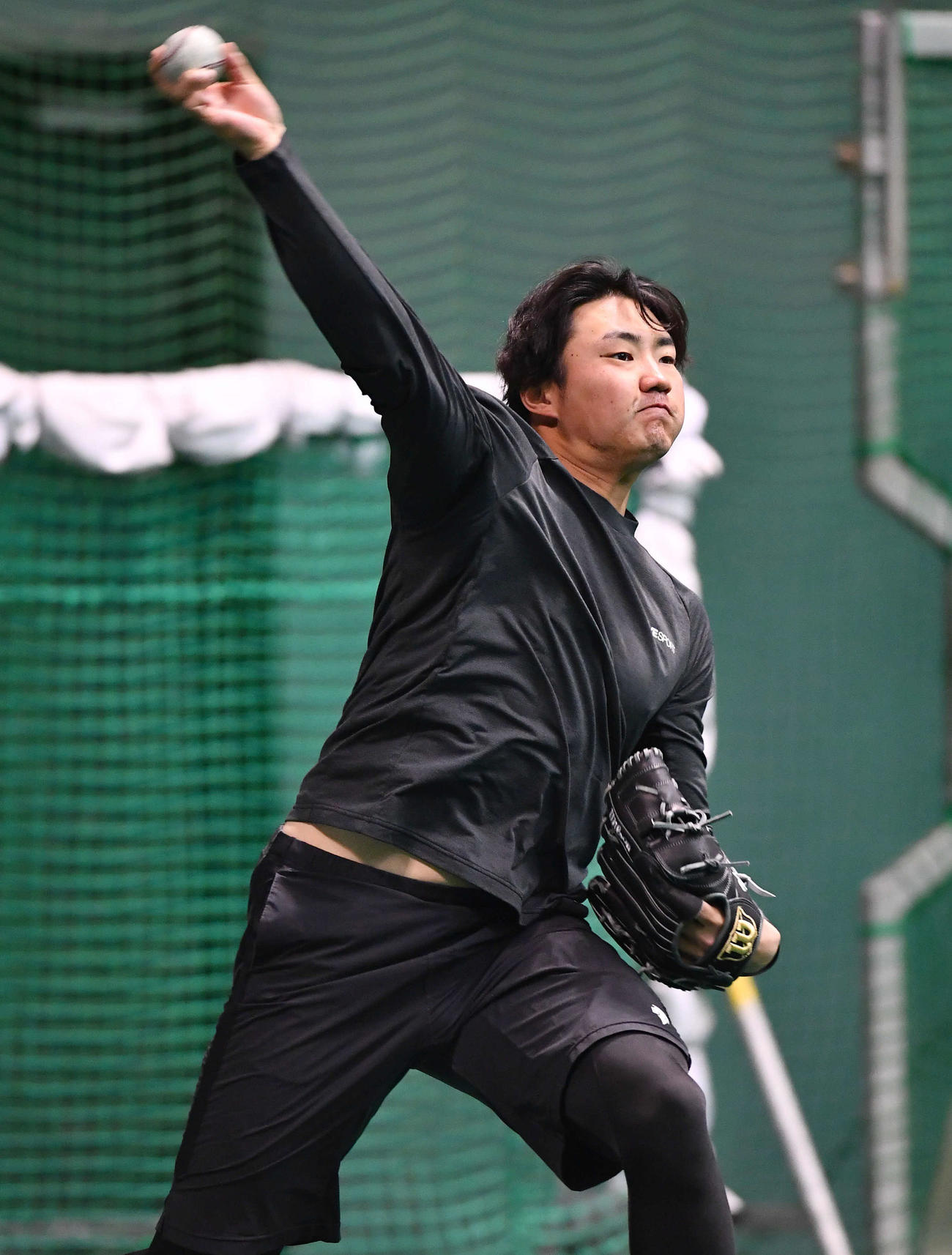 キャッチボールを行うソフトバンク村田（撮影・岩下翔太）