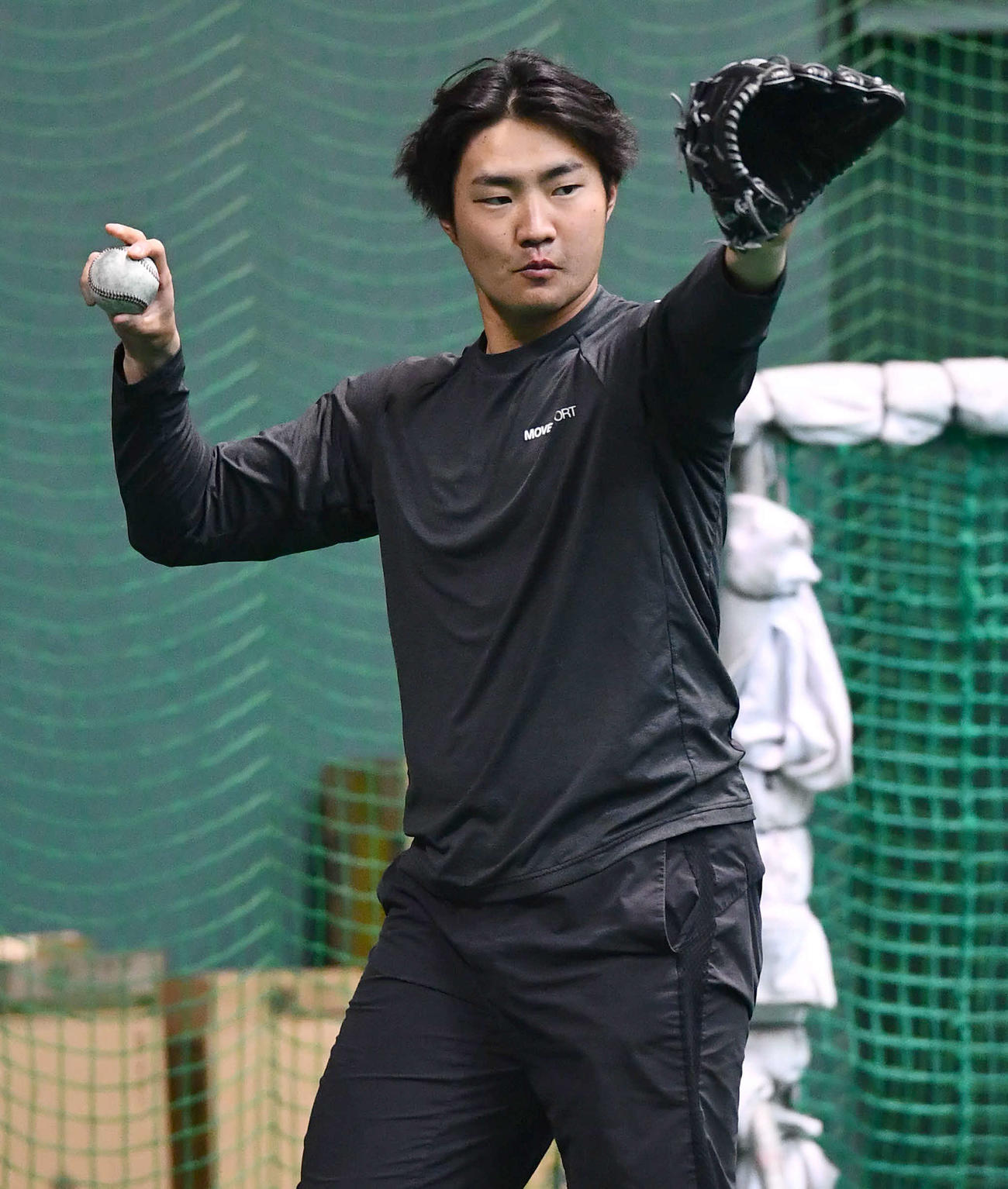 キャッチボールを行うソフトバンク村田（撮影・岩下翔太）