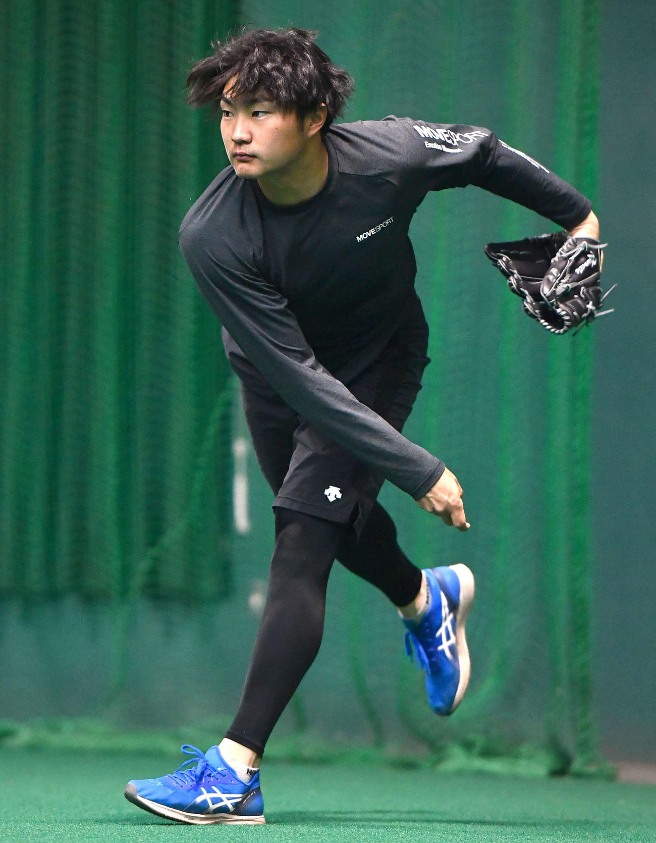 キャッチボールを行うソフトバンク村田（撮影・岩下翔太）