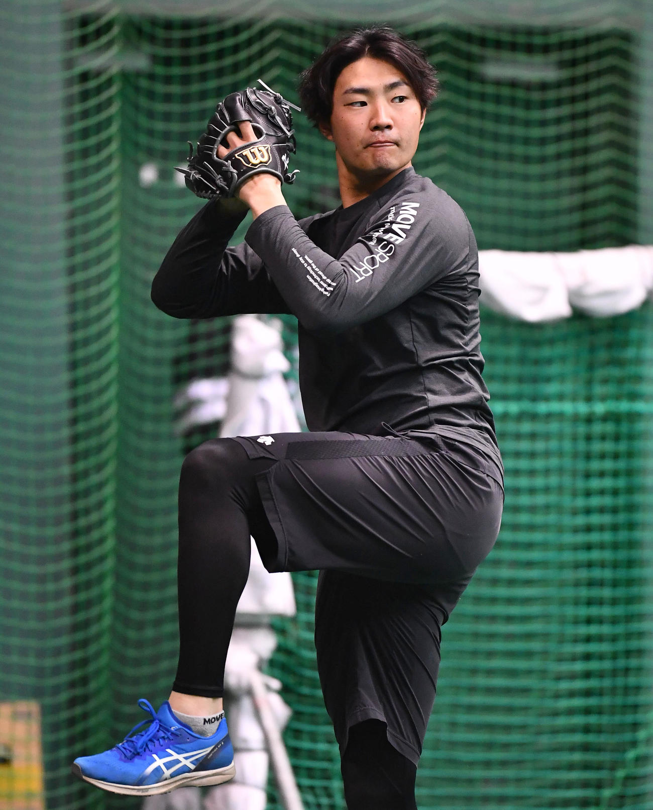 キャッチボールを行うソフトバンク村田（撮影・岩下翔太）