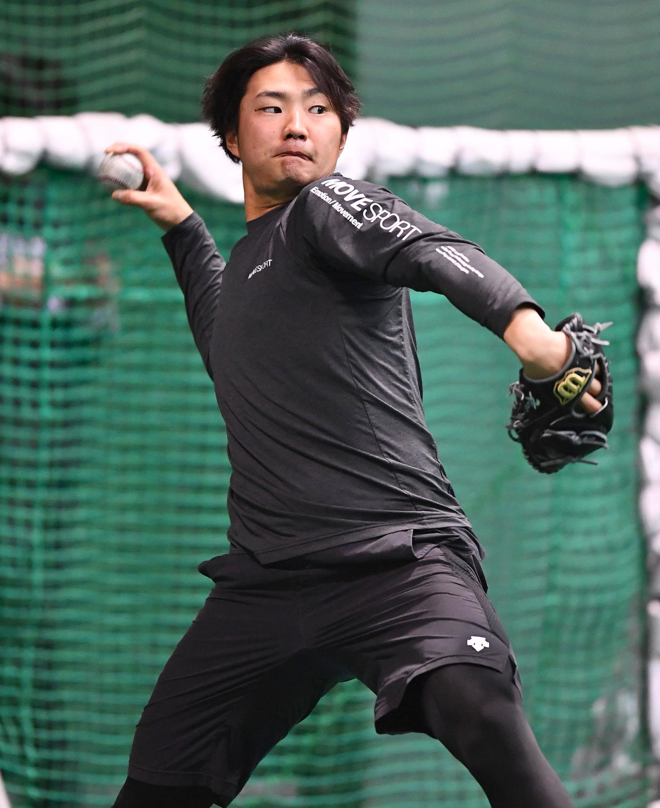 キャッチボールを行うソフトバンク村田（撮影・岩下翔太）