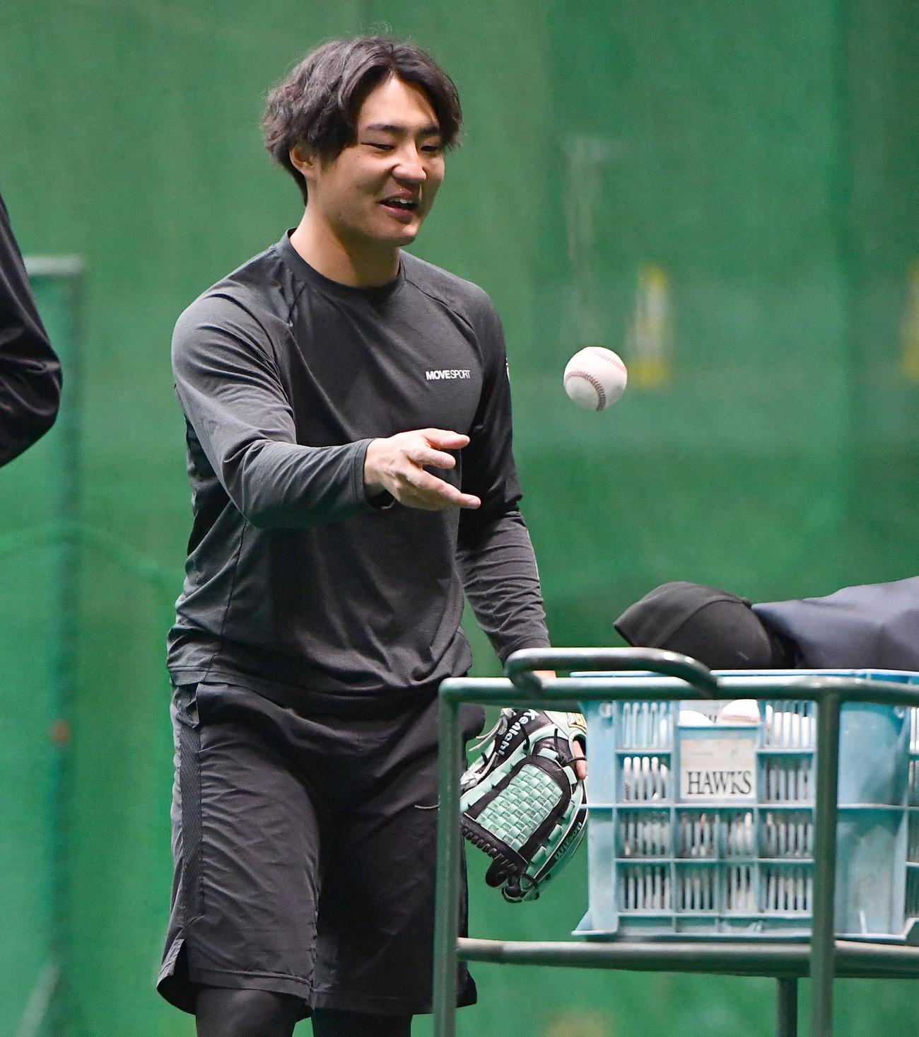 ノック中に笑顔を見せるソフトバンク村田（撮影・岩下翔太）