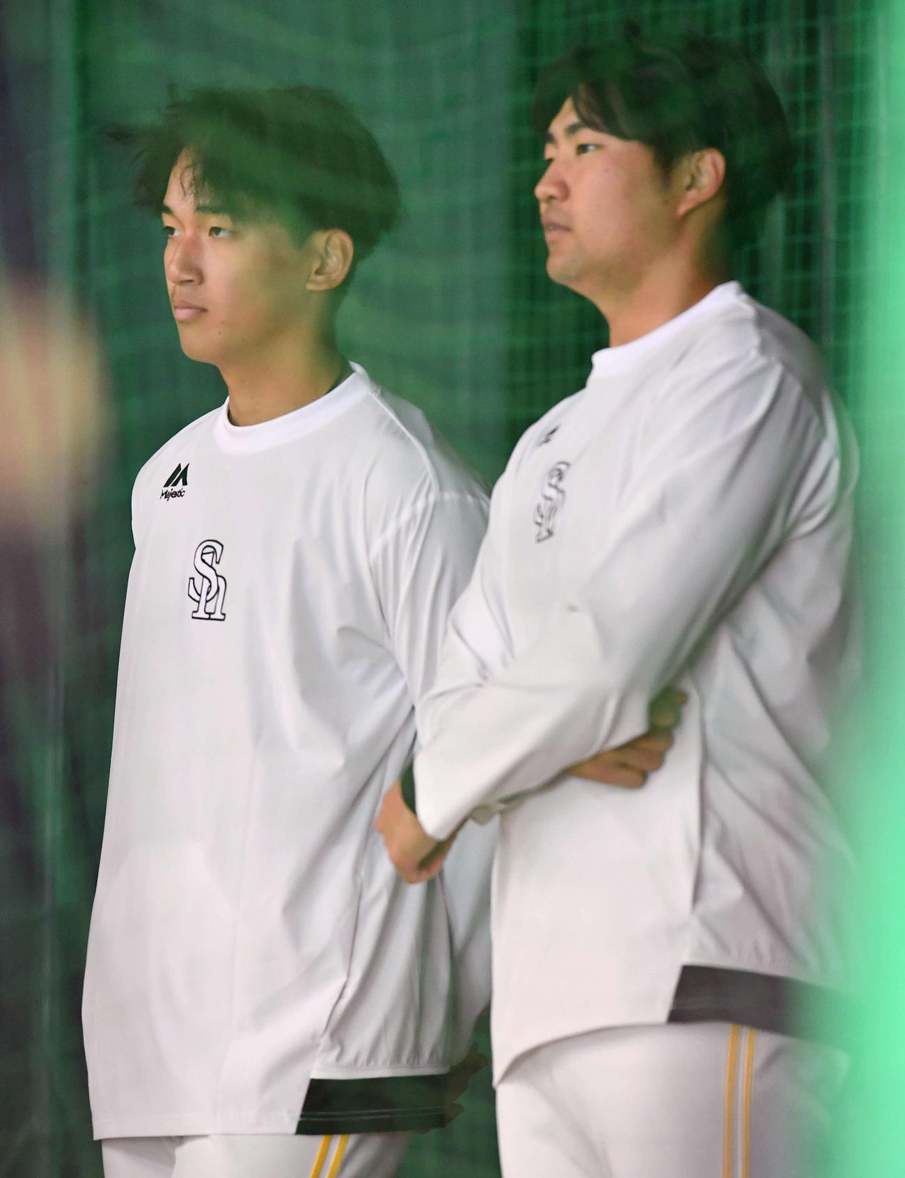 ブルペンで有原の投球を見学するソフトバンク前田悠（左）と村田（撮影・岩下翔太）