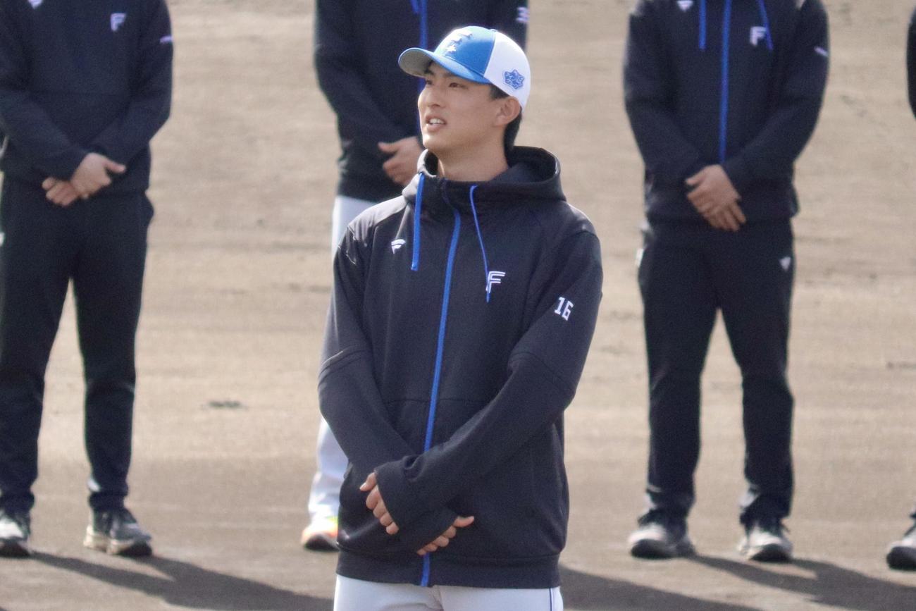 沖縄・国頭村でのキャンプの手締めであいさつする日本ハム達（撮影・黒須亮）