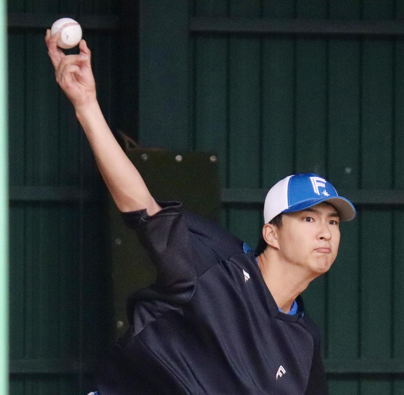 ブルペンで投球練習を行う日本ハム達（撮影・黒須亮）