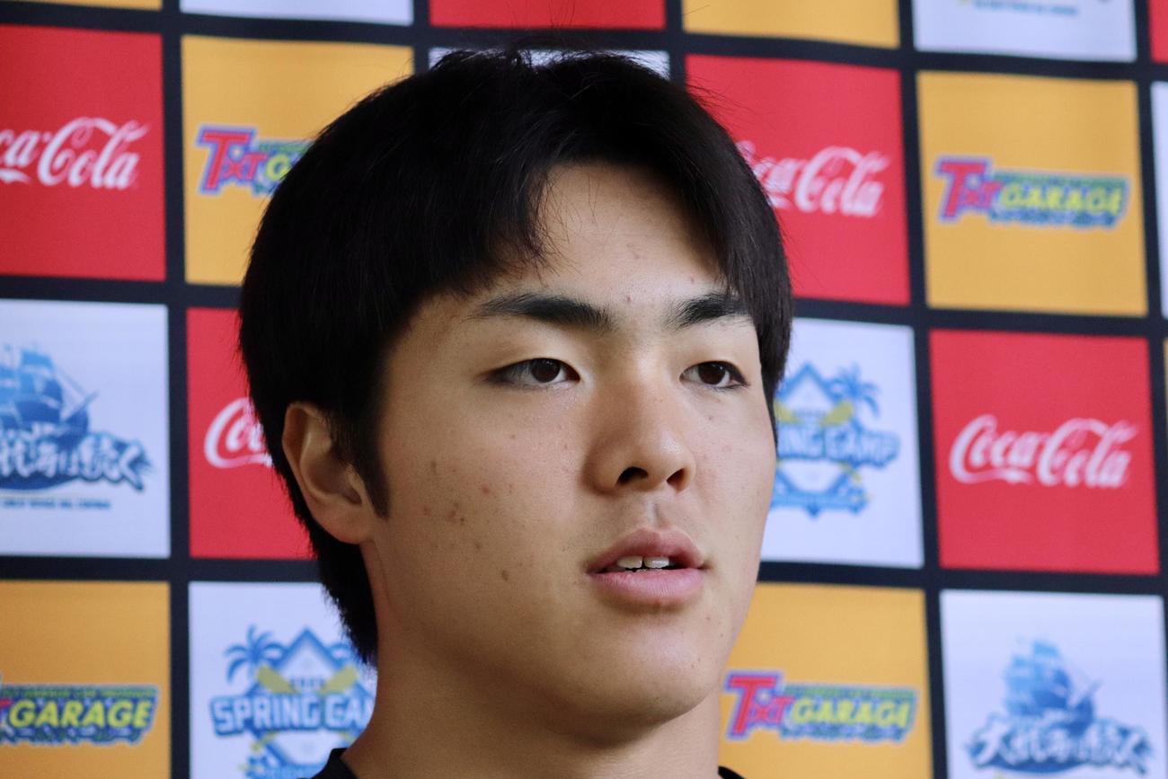 囲み取材に応じる日本ハム柴田（撮影・黒須亮）