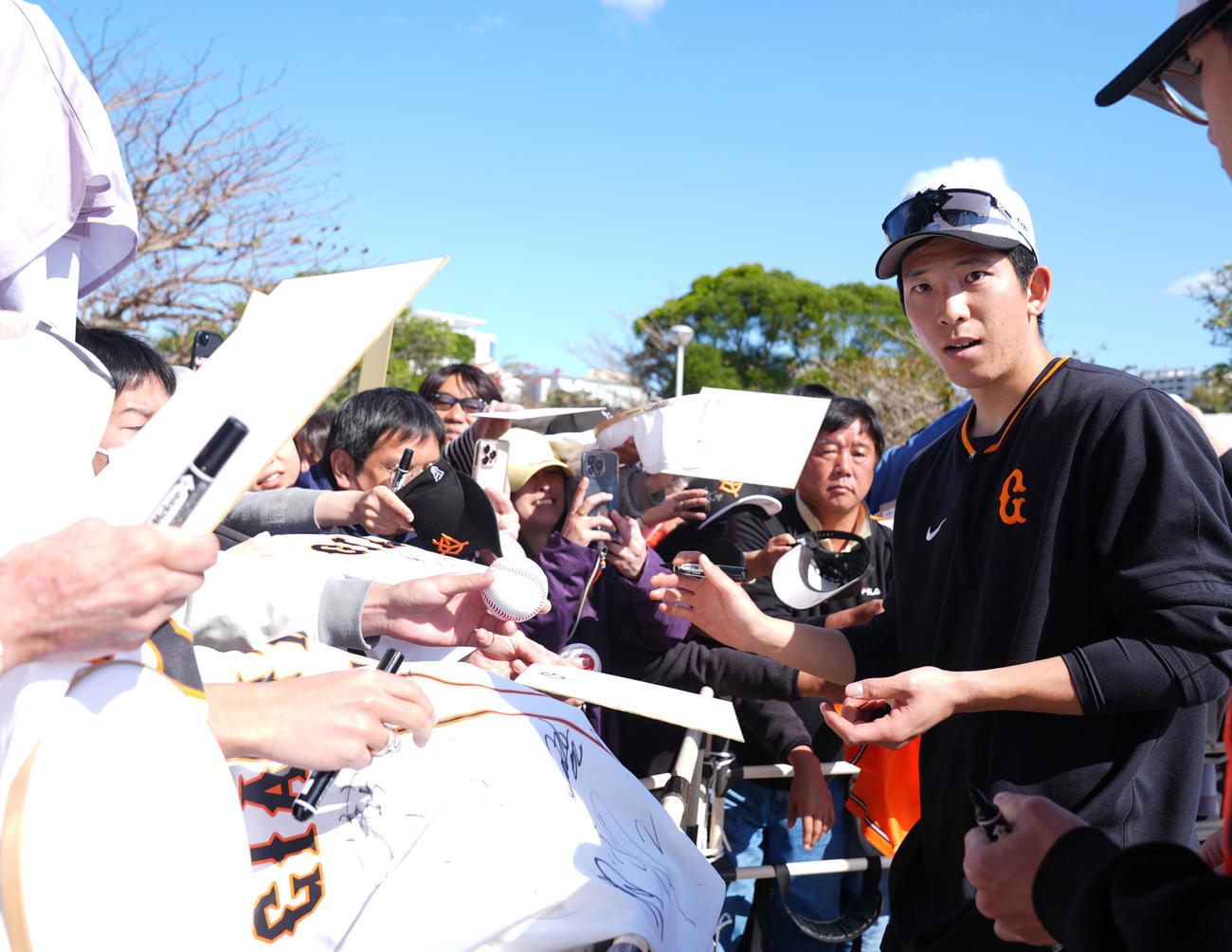 練習を終えファンへのサインに応じる巨人戸郷（撮影・垰建太）
