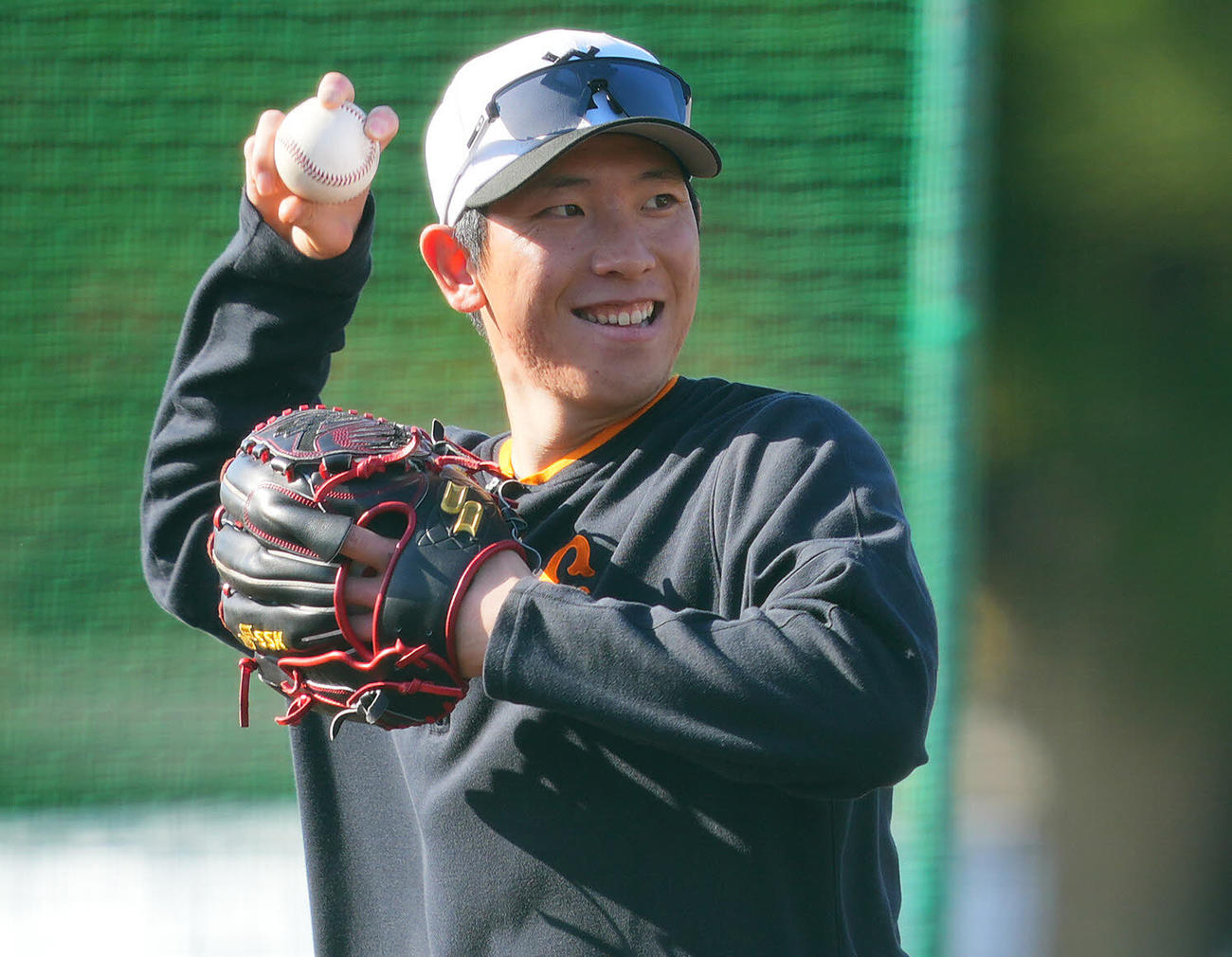 笑顔を見せながら練習に臨む巨人戸郷（撮影・垰建太）