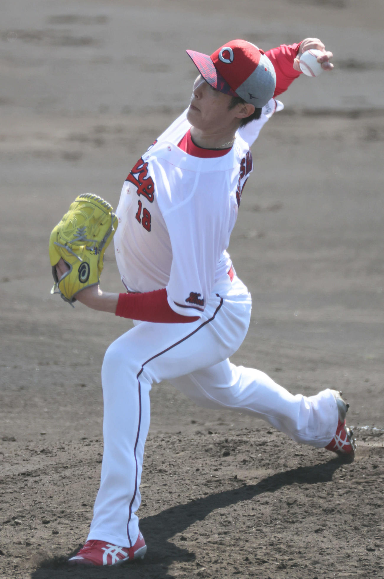 シート打撃で投げる広島森下（撮影・加藤孝規）