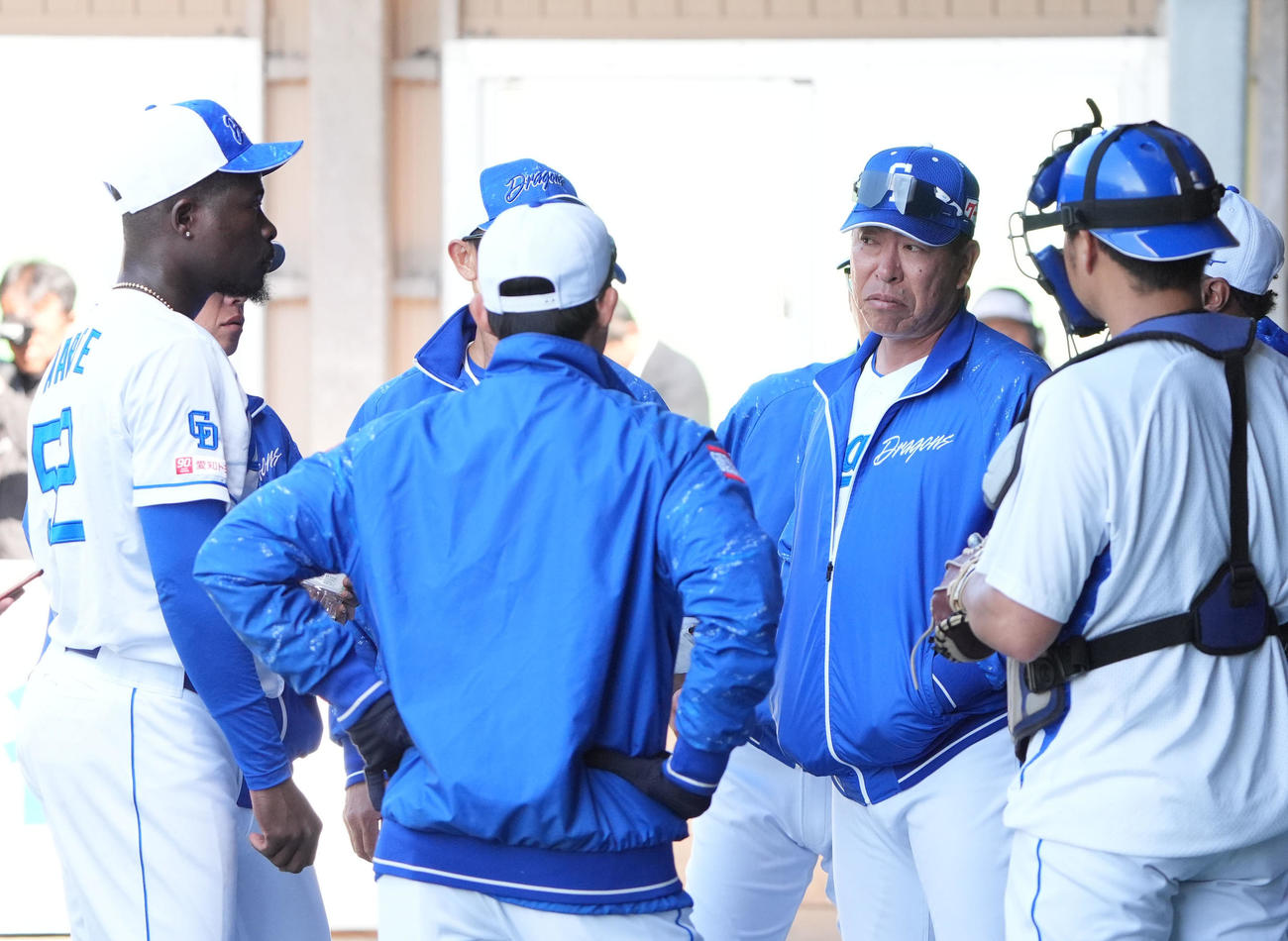 ブルペンでの投球練習を終え井上監督らと話をするマルテ（左）（撮影・森本幸一）