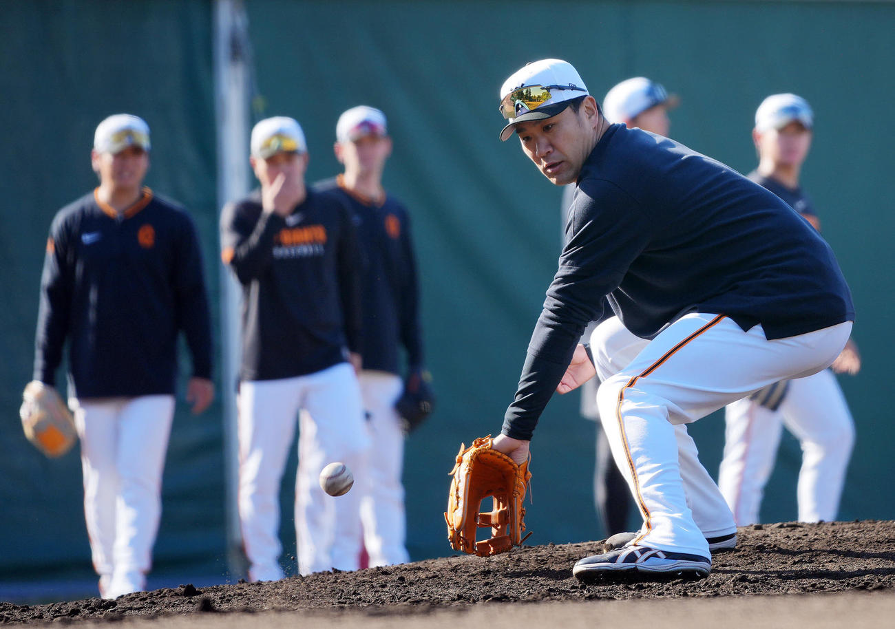 投内連係で軽快な動きを見せる巨人田中将（撮影・垰建太）