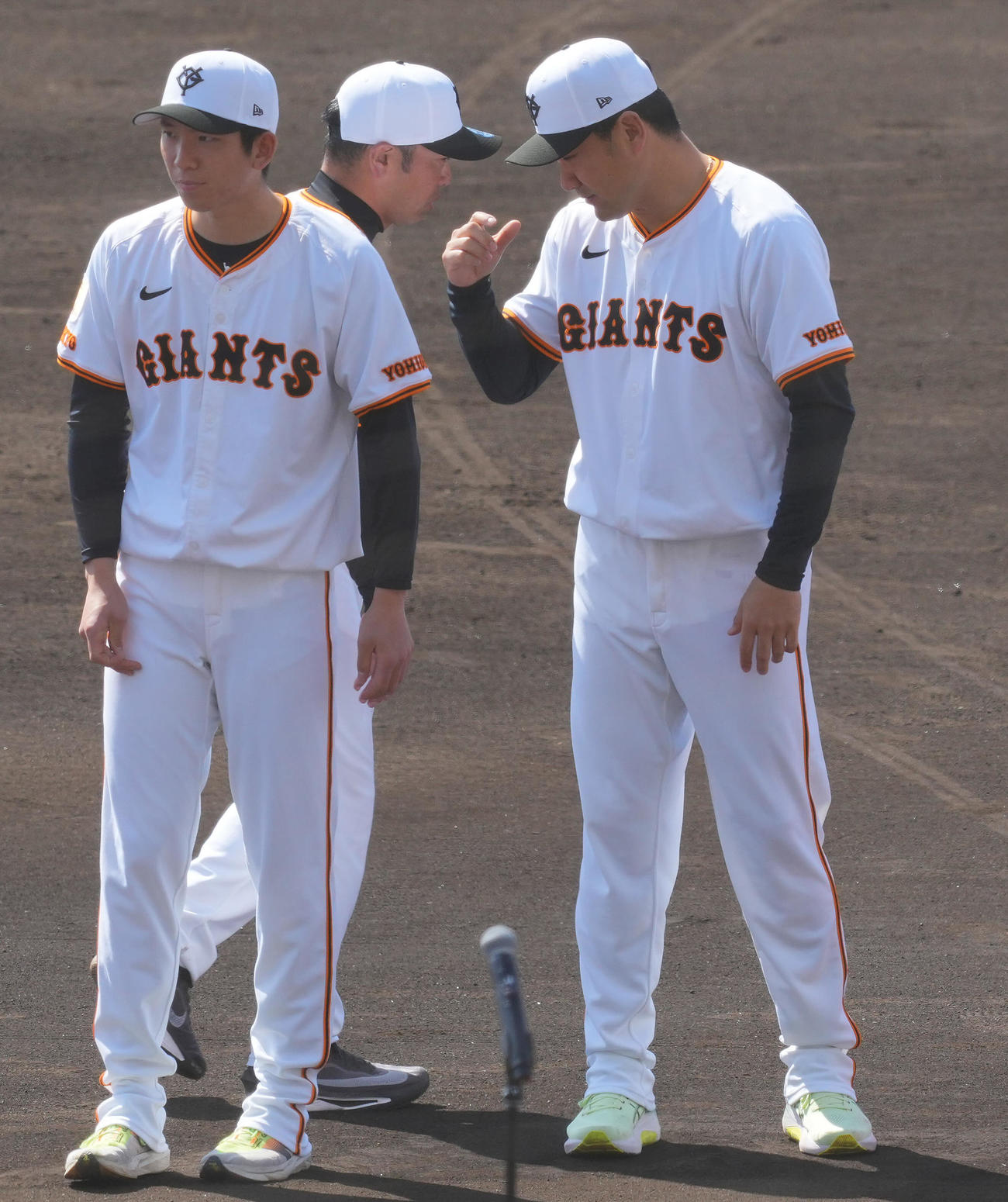手締めを終え巨人阿部監督（中央）にあいさつする田中将（撮影・垰建太）