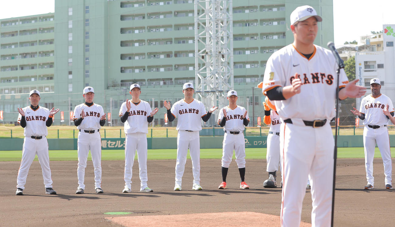 大城（手前）のあいさつで手締めする巨人の選手たち。左から阿部監督、二岡ヘッドコーチ、戸郷、田中将、吉川、1人おいてバルドナード