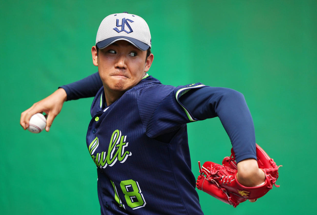 ブルペンで投球練習をするヤクルト奥川（撮影・横山健太）