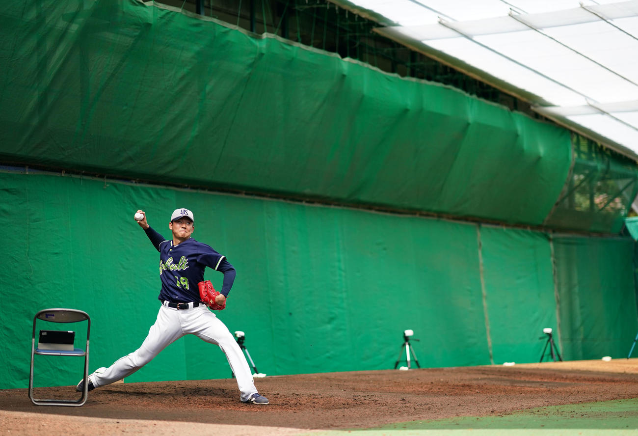 ブルペンで投球練習をするヤクルト奥川（撮影・横山健太）
