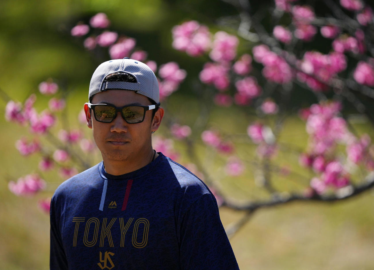 桜を背に階段ダッシュへ向かうヤクルト奥川（撮影・横山健太）