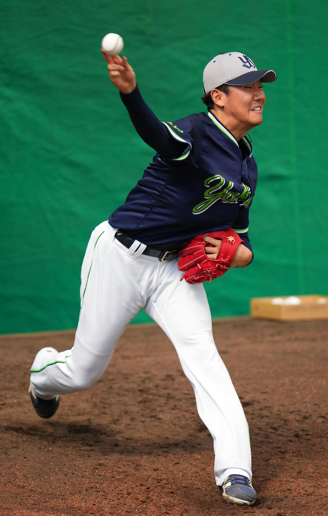ブルペンで投球練習をするヤクルト奥川（撮影・横山健太）