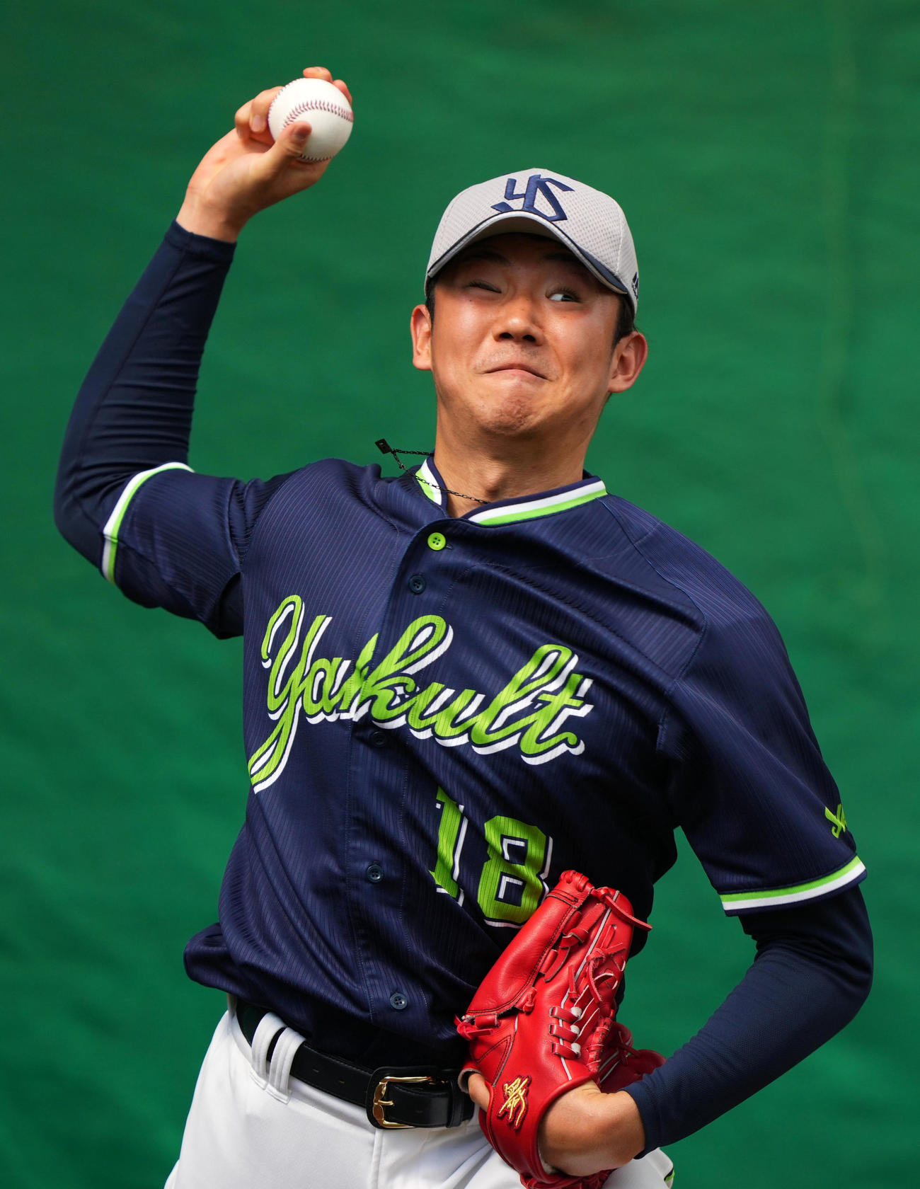 ブルペンで投球練習をするヤクルト奥川（撮影・横山健太）