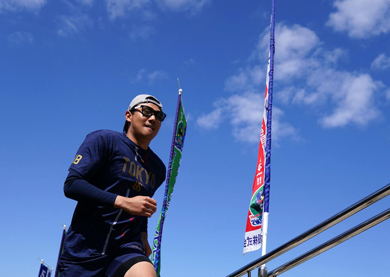 階段ダッシュをするヤクルト奥川（撮影・横山健太）
