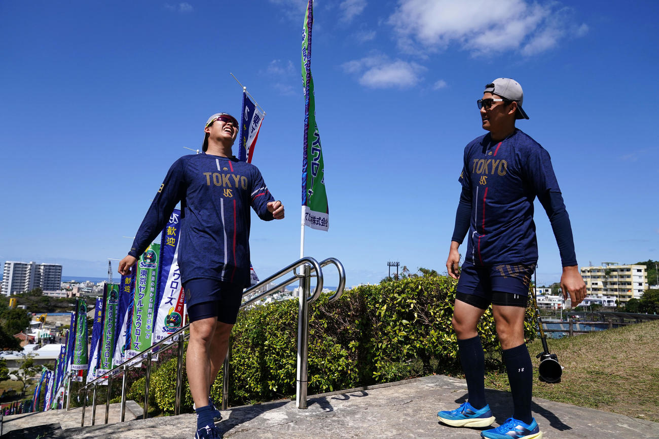 階段ダッシュを終え笑顔を見せるヤクルト松本健（左）と奥川（撮影・横山健太）