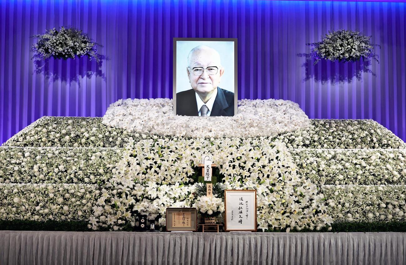 渡辺恒雄主筆の遺影が置かれ、白い花で飾られた祭壇（読売新聞社提供）