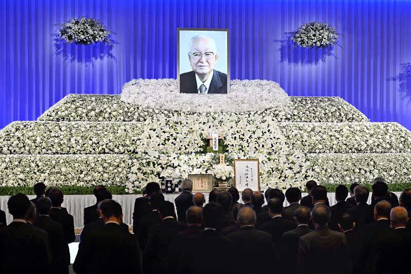 「渡辺恒雄主筆お別れの会」で遺影が飾られた祭壇に大勢の人が献花に訪れた（読売新聞社提供）