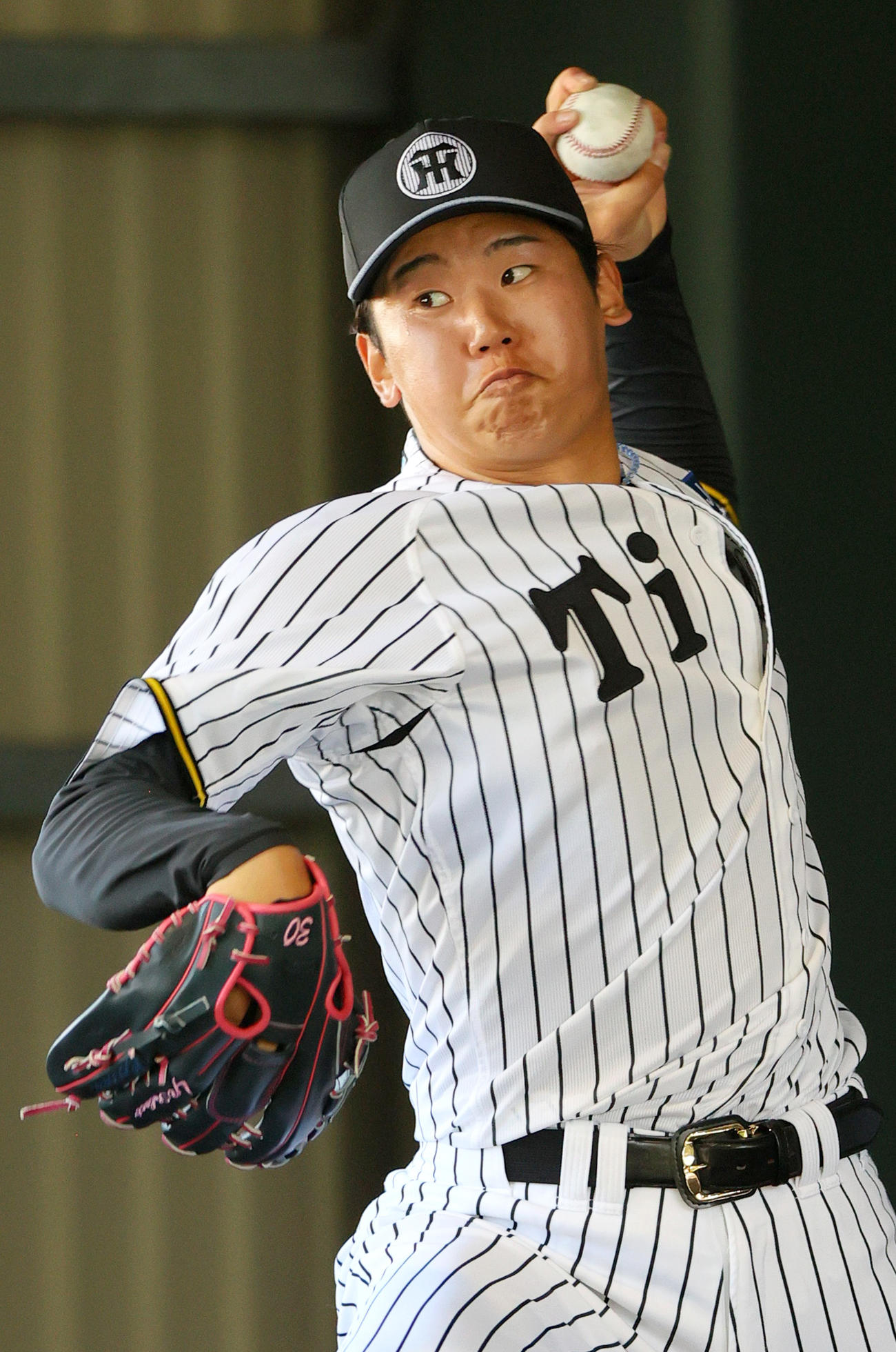 ブルペンで投球する阪神門別（撮影・上山淳一）