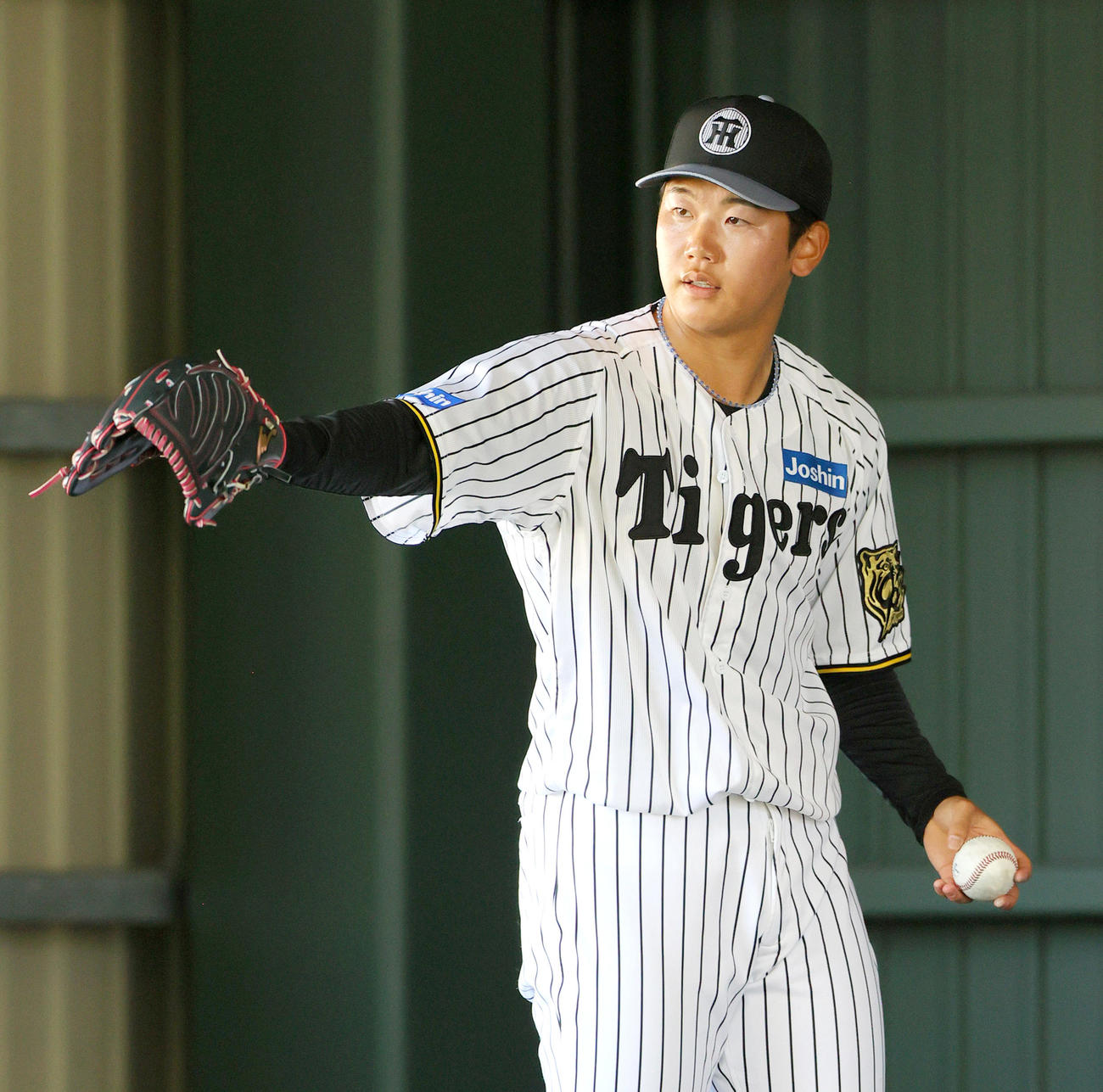 ブルペンで投球する阪神門別（撮影・上山淳一）