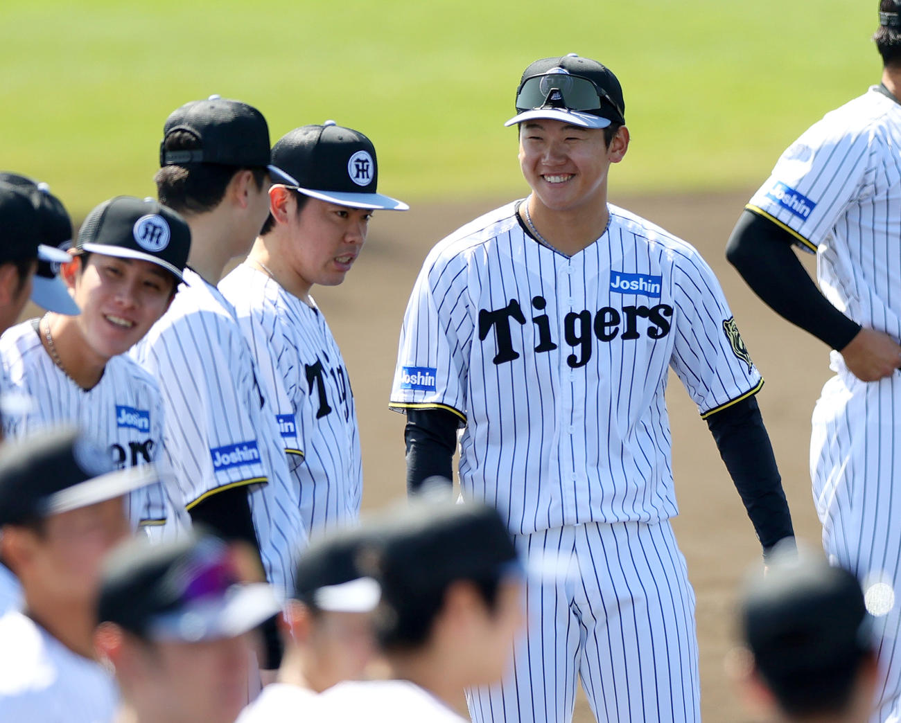 キャンプを打ち上げて笑顔を見せる阪神門別（右）ら（撮影・上山淳一）
