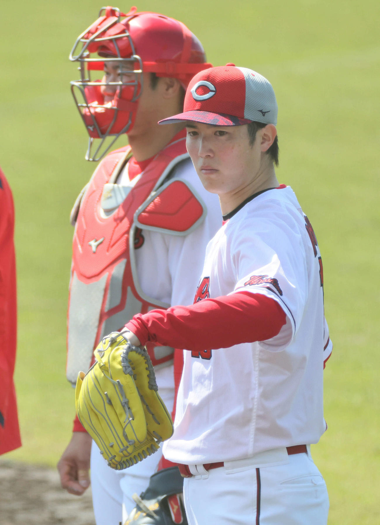 シート打撃で坂倉（奥）と話し合う広島森下（撮影・加藤孝規）