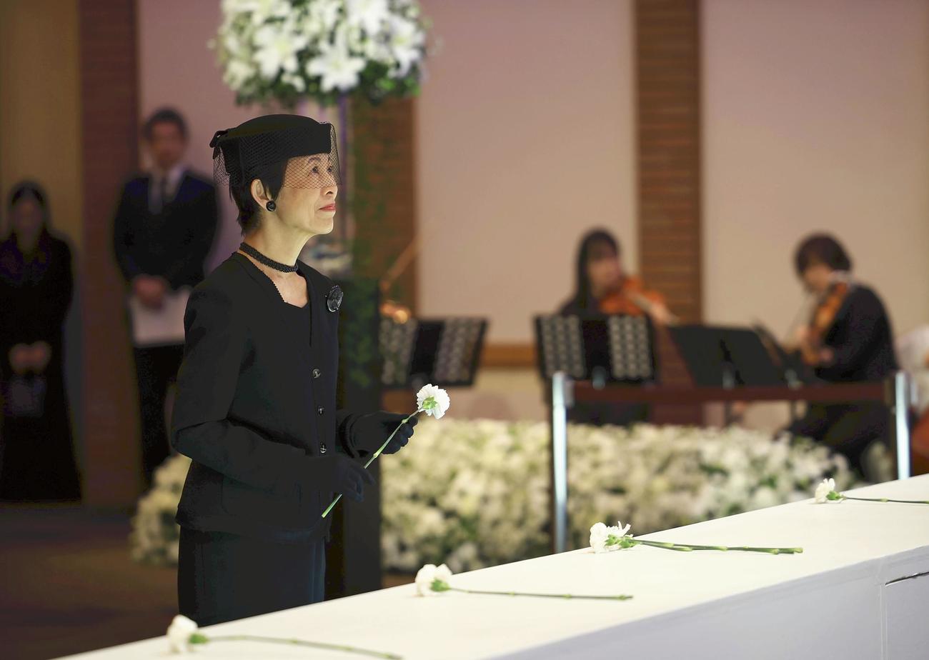渡辺主筆の祭壇の前で花を手にする高円宮妃久子さま（読売新聞社提供）