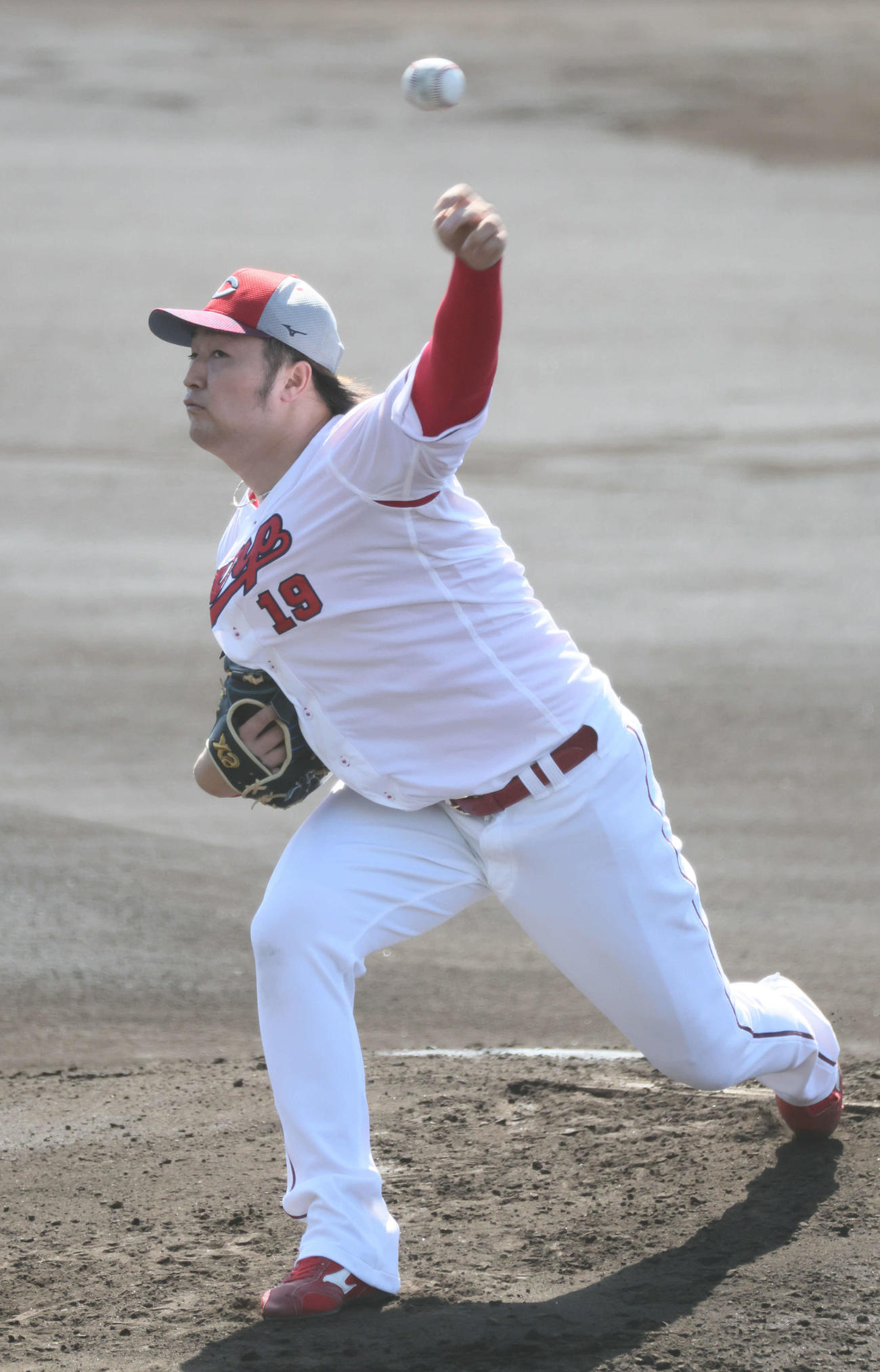 シート打撃で投げる広島床田（撮影・加藤孝規）