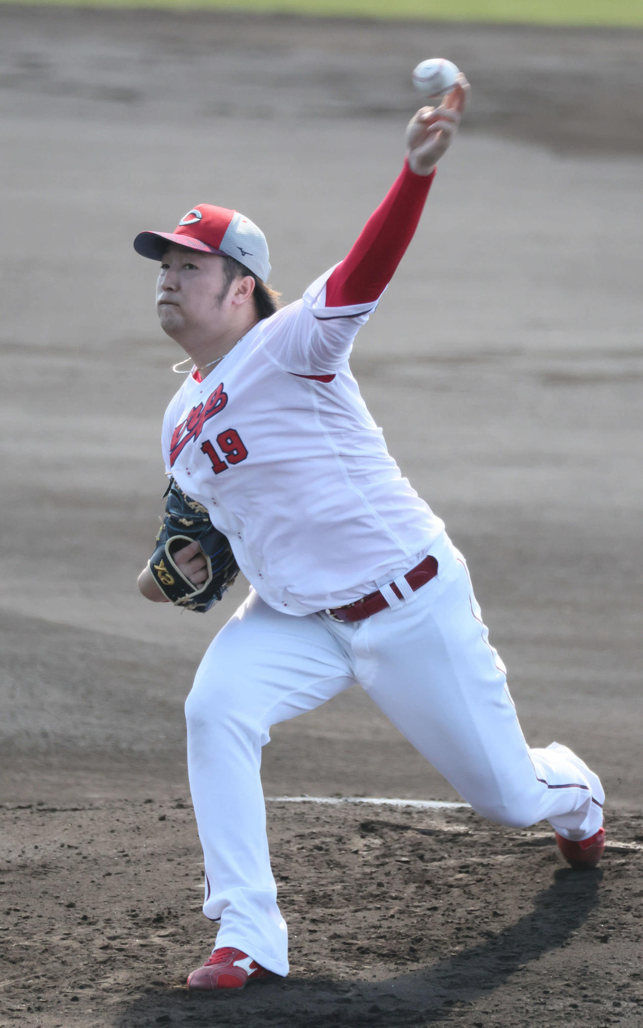 シート打撃で投げる広島床田（撮影・加藤孝規）