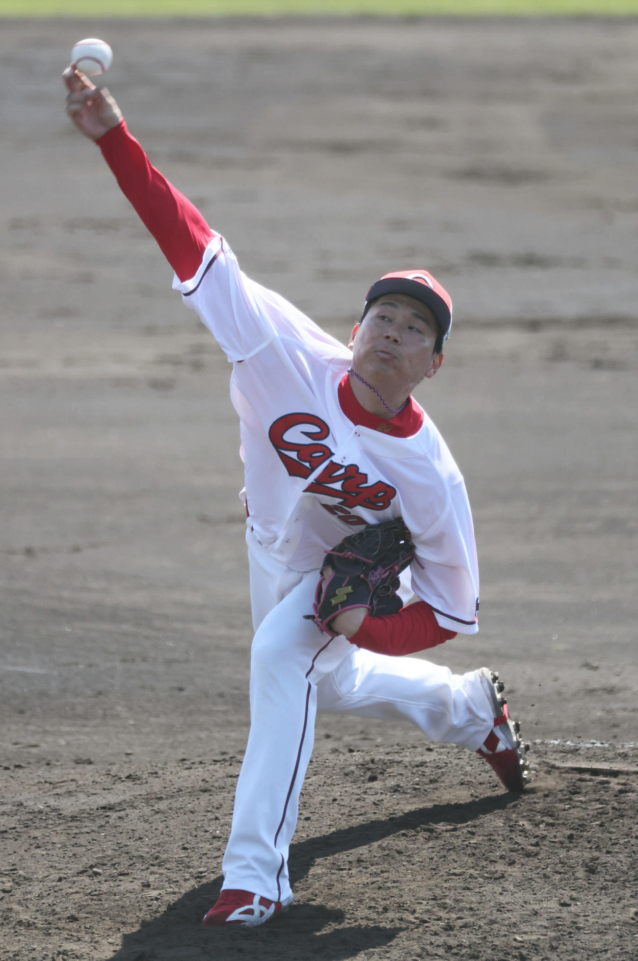 シート打撃で投げる広島栗林（撮影・加藤孝規）