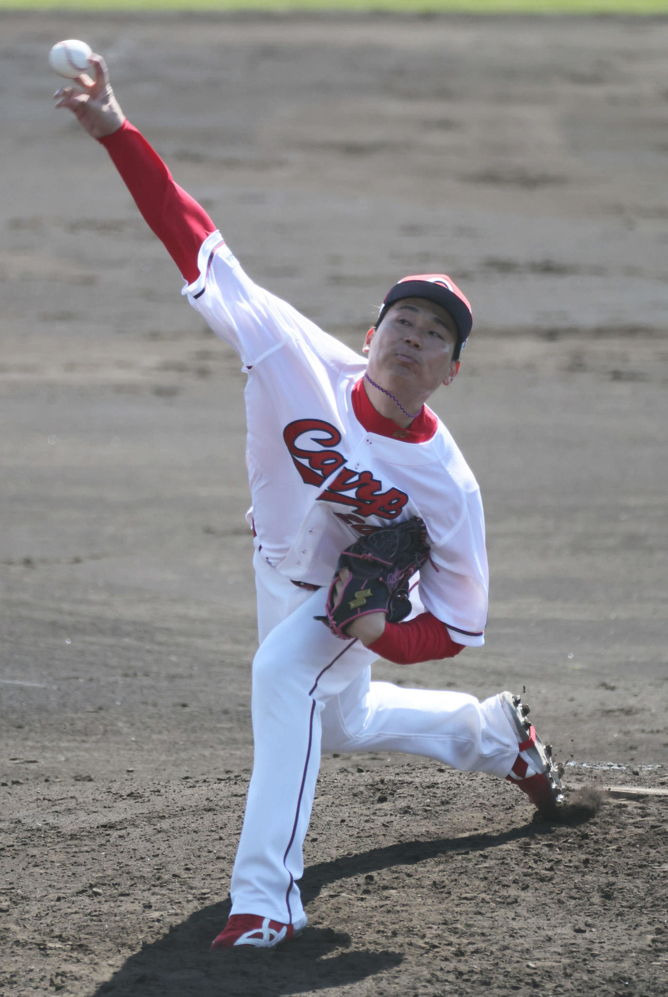シート打撃で投げる広島栗林（撮影・加藤孝規）