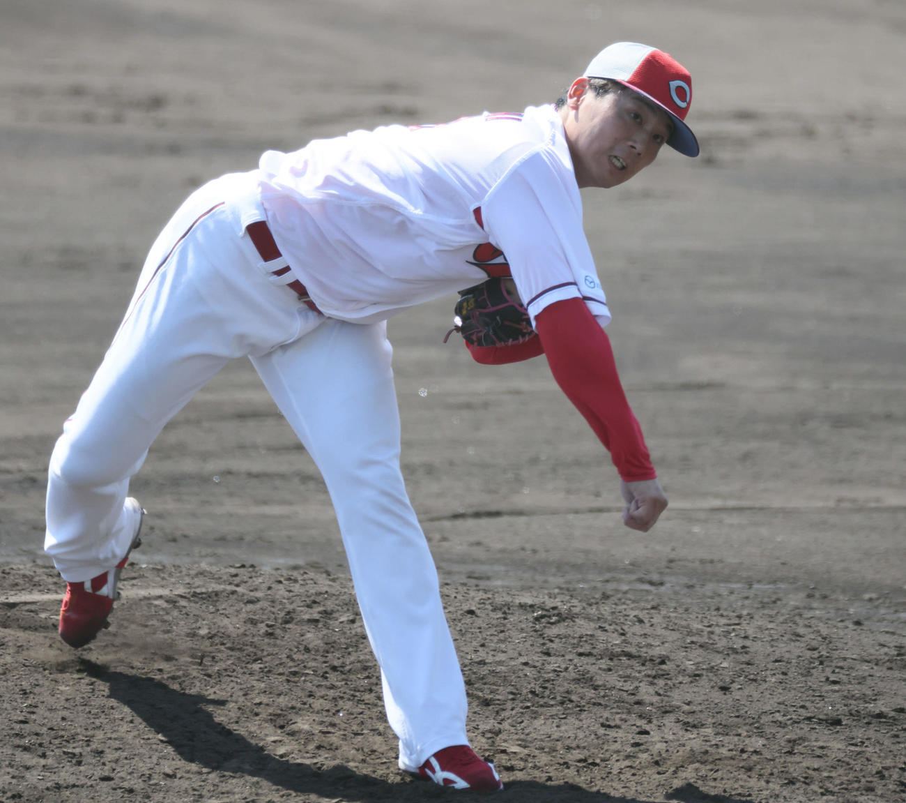 シート打撃で投げる広島栗林（撮影・加藤孝規）